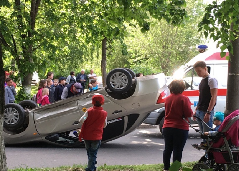 Машина перевернулась на крышу: в Тольятти на бульваре Королева столкнулись две легковушки