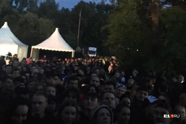 В клубе объяснили, что это музыканты потребовали запретить проход на концерт с рюкзаками В клубе объяснили, что это музыканты потребовали запретить проход на концерт с рюкзаками