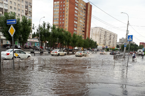 Проезжая часть и тротуары напротив ТРЦ «Солнечный» вмиг оказались под водой Проезжая часть и тротуары напротив ТРЦ «Солнечный» вмиг оказались под водой