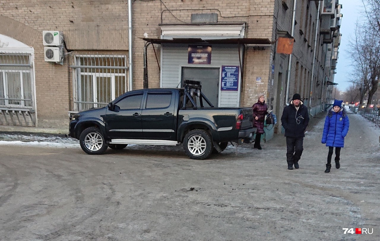 Тоже улица Новороссийская, 79.<br>— Вход в УФМС перекрыл водитель пикапа со словами: «Выходите как хотите, а мне туда срочно надо»