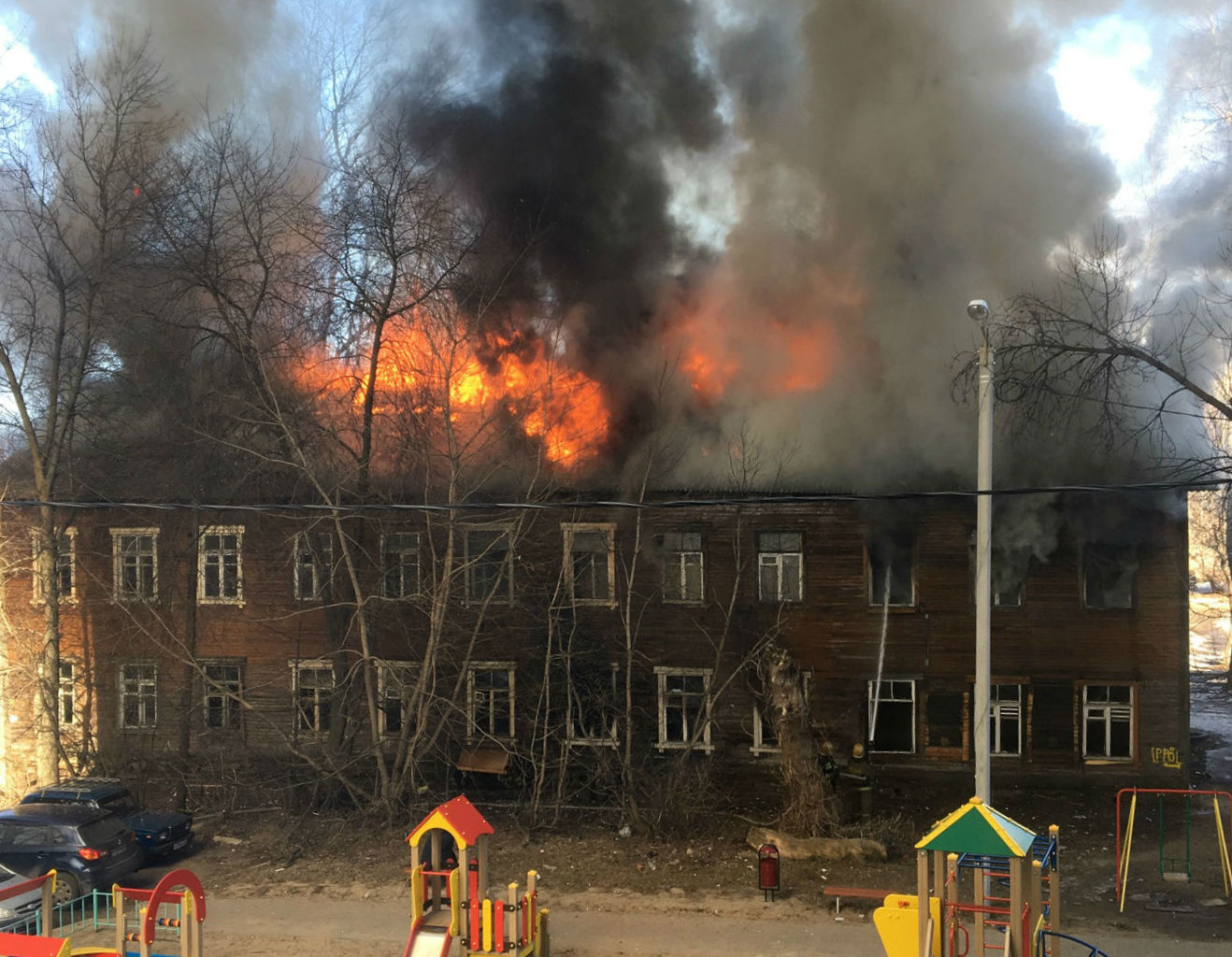 В Ярославле полыхает двухэтажный дом: онлайн-трансляция с места ЧП