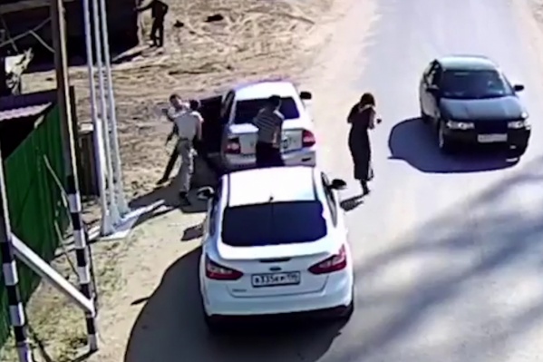 Полицейских было двое. Одного из них избивали, даже когда он упал, его коллега применил травматическое оружие Полицейских было двое. Одного из них избивали, даже когда он упал, его коллега применил травматическое оружие