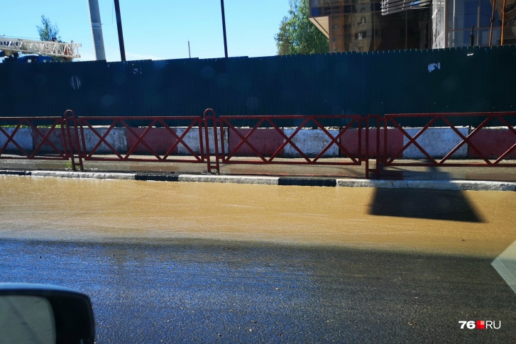 Вода разлилась по дороге на Московском проспекте Вода разлилась по дороге на Московском проспекте
