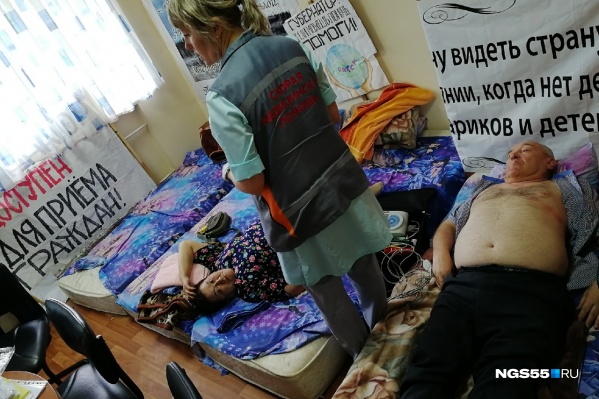 Одной из голодающих сделали кардиограмму Одной из голодающих сделали кардиограмму