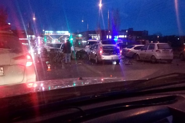 Движение по Второй Продольной в сторону Краснооктябрьского района полностью перекрыто Движение по Второй Продольной в сторону Краснооктябрьского района полностью перекрыто