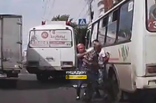 Водители автобусов бросили пассажиров и устроили драку на проезжей части улицы Водители автобусов бросили пассажиров и устроили драку на проезжей части улицы