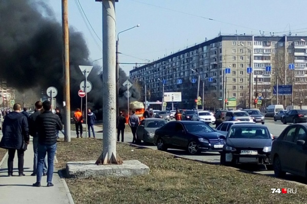 Многие очевидцы остановились, чтобы снять пожар на видео или просто посмотреть Многие очевидцы остановились, чтобы снять пожар на видео или просто посмотреть