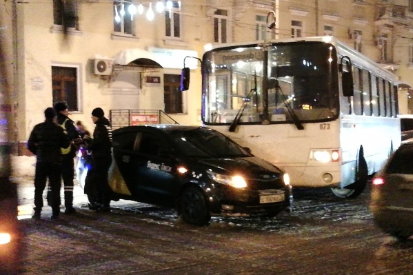 Автобус пытался повернуть на улицу Суркова Автобус пытался повернуть на улицу Суркова