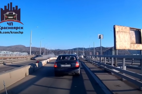 Автомобиль на скорости влетел в отбойник, а затем в бетонное ограждение Автомобиль на скорости влетел в отбойник, а затем в бетонное ограждение