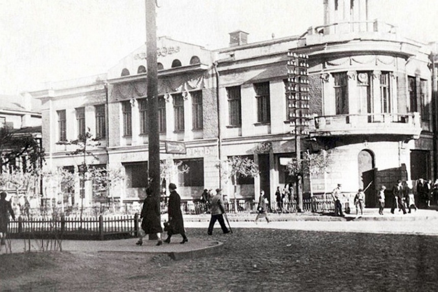 «Красноярск — гадкий городишка. Деревьев почти нет. Летом зной и ветер с песком, зимой буран. Природы я не видал. Городишка грязный, военный и развратный в высшей степени», — так описывал наш город Федор Достоевский.