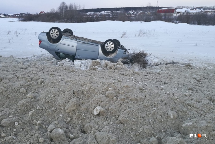 Когда колесо Toyota угодило в углубление на обочине, машину развернуло — и она вылетела с дороги, а затем перевернулась Когда колесо Toyota угодило в углубление на обочине, машину развернуло — и она вылетела с дороги, а затем перевернулась