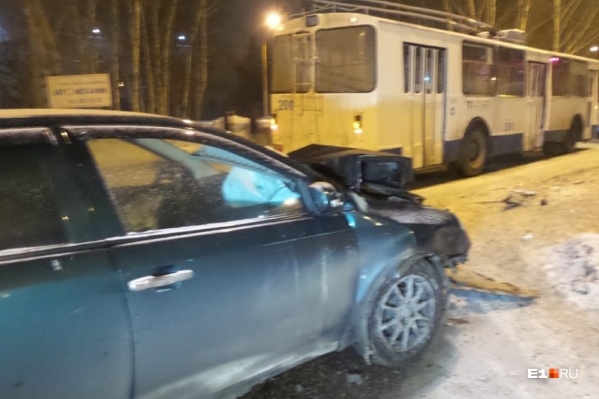 После столкновения у китайской легковушки разбита вся передняя часть, троллейбус оказался намного крепче После столкновения у китайской легковушки разбита вся передняя часть, троллейбус оказался намного крепче