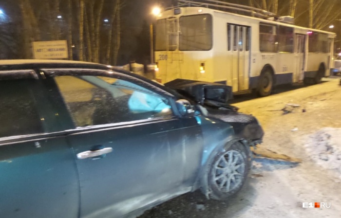 После столкновения у китайской легковушки разбита вся передняя часть, троллейбус оказался намного крепче После столкновения у китайской легковушки разбита вся передняя часть, троллейбус оказался намного крепче