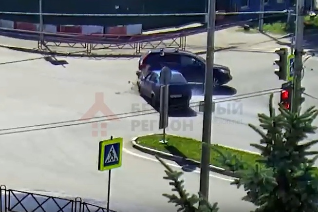 На перекрёстке Мышкинского проезда и улицы Лисицына машины бьются слишком часто На перекрёстке Мышкинского проезда и улицы Лисицына машины бьются слишком часто