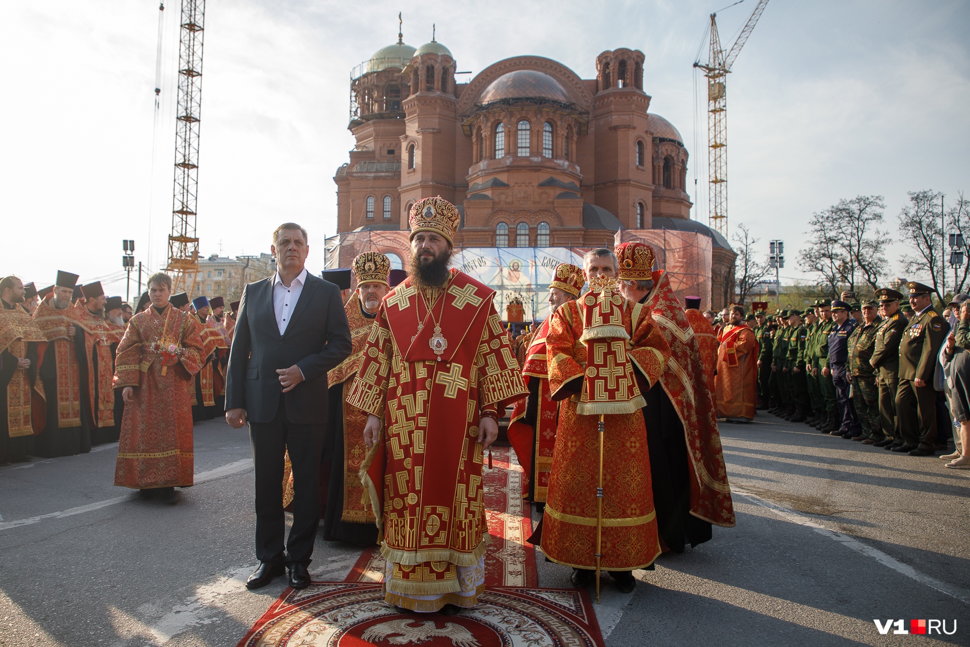 Мешали политики: в Волгограде встретили благодатный огонь церковники и светские — фоторепортаж