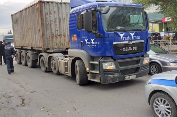 Водитель грузовика, увидев женщину, не успел затормозить Водитель грузовика, увидев женщину, не успел затормозить 