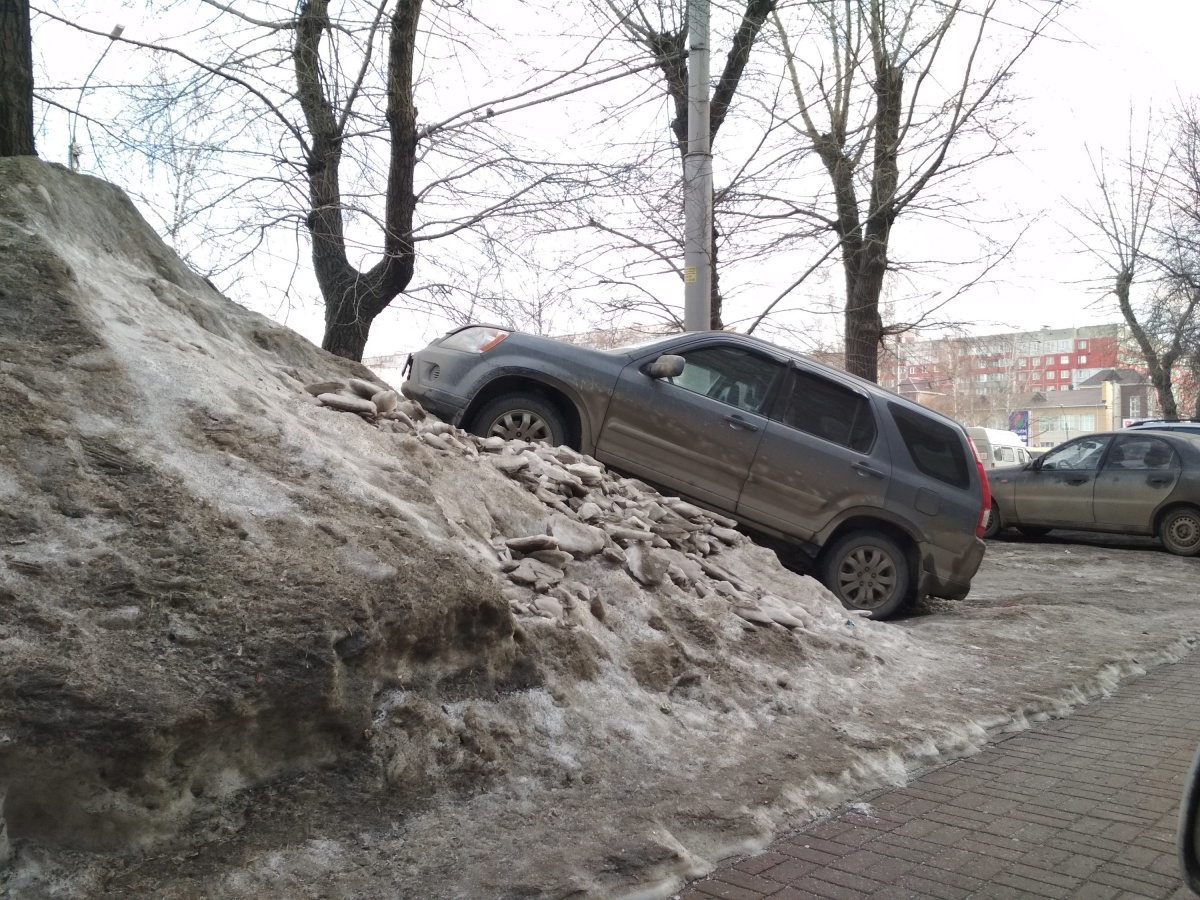 Заехал на тротуар. Внедорожник на тротуаре. Парковка на сугробе. Паркетник припарковал. Первый снег на тротуаре.