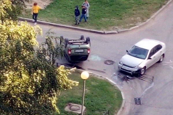 Автомобилисты не уступили друг другу на довольно узкой дороге Автомобилисты не уступили друг другу на довольно узкой дороге