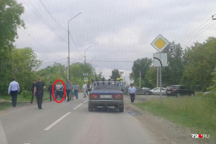 Подозреваемого ведут в наручниках в сопровождении полиции Подозреваемого ведут в наручниках в сопровождении полиции
