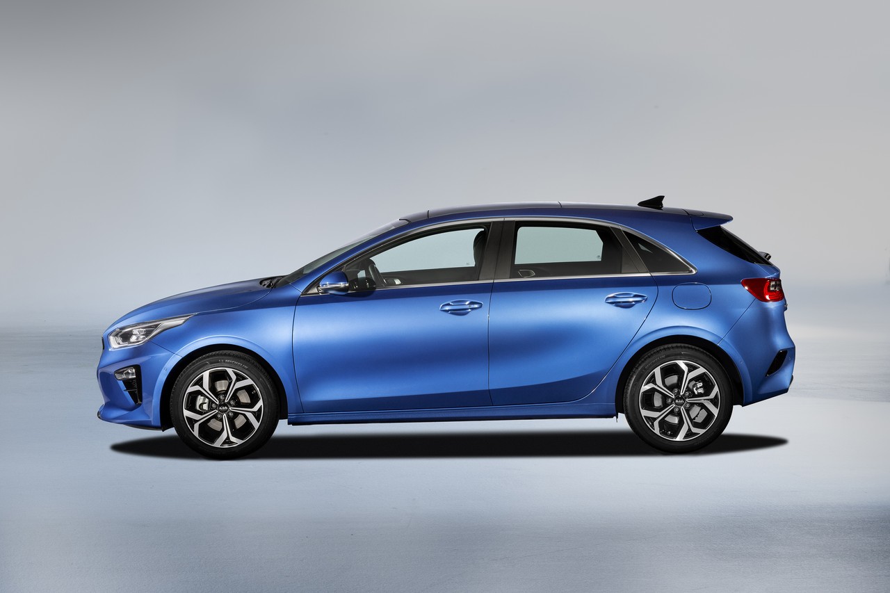 KIA Ceed в базовой версии подорожал почти на 250 тысяч рублей относительно модели прошлого поколения KIA Ceed в базовой версии подорожал почти на 250 тысяч рублей относительно модели прошлого поколения