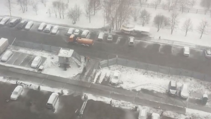 Автомобилисты встали в пробки, самолёты кружили над Кольцово: как Екатеринбург пережил снегопад
