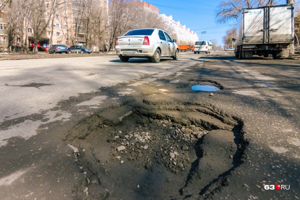 Вот такие ямы можно встретить на этих дорогах Вот такие ямы можно встретить на этих дорогах