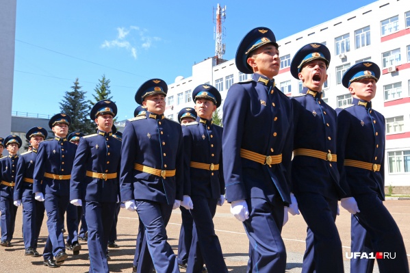 Выпускники смогли без отрыва от учебы получить военную специальность Выпускники смогли без отрыва от учебы получить военную специальность