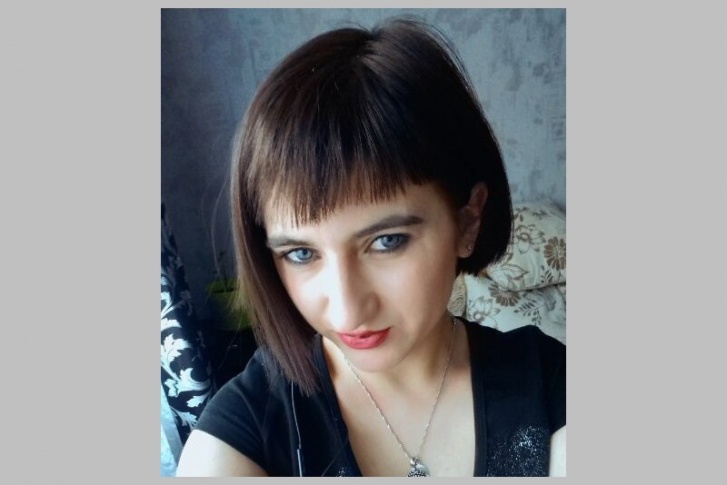 У девушки каштановые волосы и голубые глаза У девушки каштановые волосы и голубые глаза