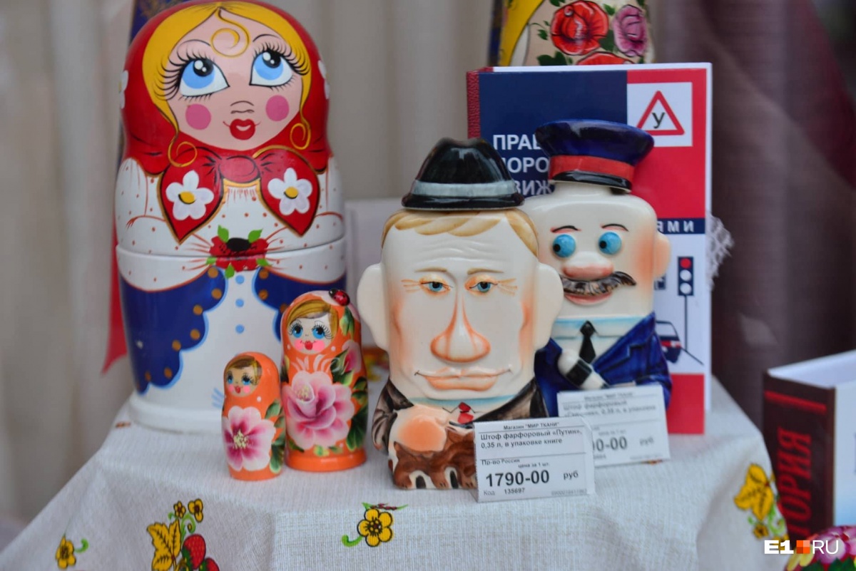 Кстати, штоф с изображением Путина стоит на 100 рублей дороже, чем остальные Кстати, штоф с изображением Путина стоит на 100 рублей дороже, чем остальные