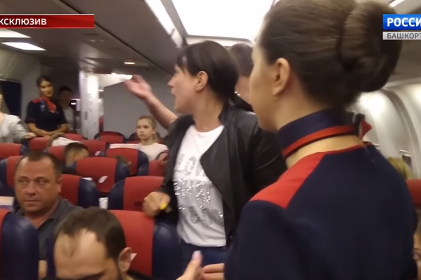 Пассажиры повскакивали со своих мест и стали скандалить с бортпроводниками Пассажиры повскакивали со своих мест и стали скандалить с бортпроводниками