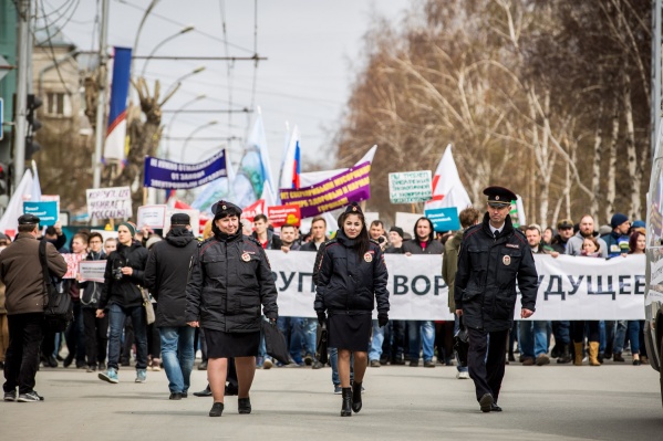 В течение всего дня 1 мая по центру Новосибирска пройдут сразу несколько колонн — профсоюзы, политические партии и участники «Монстрации». В течение всего дня 1 мая по центру Новосибирска пройдут сразу несколько колонн — профсоюзы, политические партии и участники «Монстрации». 