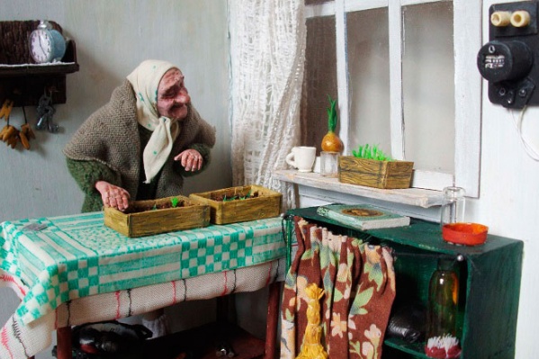 Одна из кукол изображает пенсионерку-дачницу, которая занимается рассадой Одна из кукол изображает пенсионерку-дачницу, которая занимается рассадой
