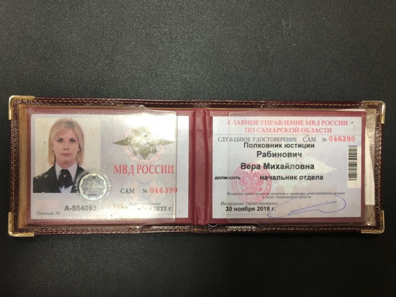 что сейчас с верой рабинович. 51020da3ce13f559278760aba1ba9b0502856672 800 600 c. что сейчас с верой рабинович фото. что сейчас с верой рабинович-51020da3ce13f559278760aba1ba9b0502856672 800 600 c. картинка что сейчас с верой рабинович. картинка 51020da3ce13f559278760aba1ba9b0502856672 800 600 c. С Верой Рабинович я встретился в 2016 году. Мы (я и мой конвой) сидели в коридоре ГСУ ГУ МВД РФ по Самарской области и ожидали подполковника А.Е.Закаречкина. По коридору грациозно шла подполковник-блондинка, на высоких каблуках и в сексуально-короткой юбке. Форма ей сногсшибательно шла. Проходя мимо, она окинула нас внимательным взглядом. Два моих конвоира завороженно на нее смотрели: девушка-сержант с явным укором и отвращением, парень-прапорщик с мечтательным сожалением. Но подполковник Рабинович даже не посмотрела на них (она таких примелькавшихся не замечала). Она посмотрела на меня. Нет, не с интересом. А как на дерьмо. И грациозно пошла дальше. "Белая кость полиции"- произнесла шепотом сержант.