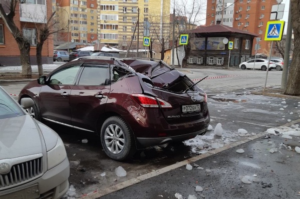 В понедельник, 25 марта, с крыши девятиэтажки сорвались глыбы льда<br> В понедельник, 25 марта, с крыши девятиэтажки сорвались глыбы льда<br>