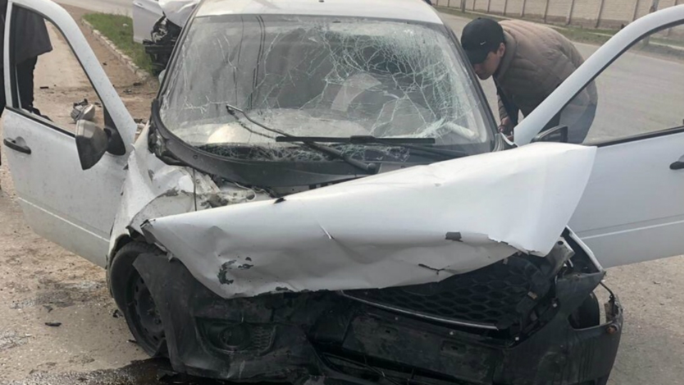Из покореженных автомобилей водителей вызволяли спасатели Из покореженных автомобилей водителей вызволяли спасатели