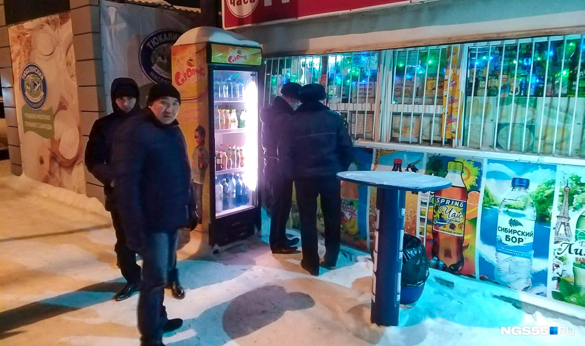 Полицейские проводят контрольную закупку. Фото Александра Зубова Полицейские проводят контрольную закупку. Фото Александра Зубова