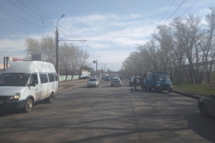 Обстоятельства аварии выясняют дорожные полицейские Обстоятельства аварии выясняют дорожные полицейские