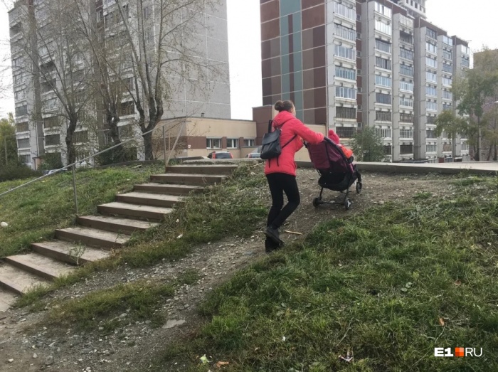 Ирине приходится преодолевать косогоры и ямы, чтобы добраться до магазина, где выдают молочку Ирине приходится преодолевать косогоры и ямы, чтобы добраться до магазина, где выдают молочку