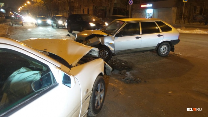 Mercedes должен был уступить дорогу «девятке» Mercedes должен был уступить дорогу «девятке»