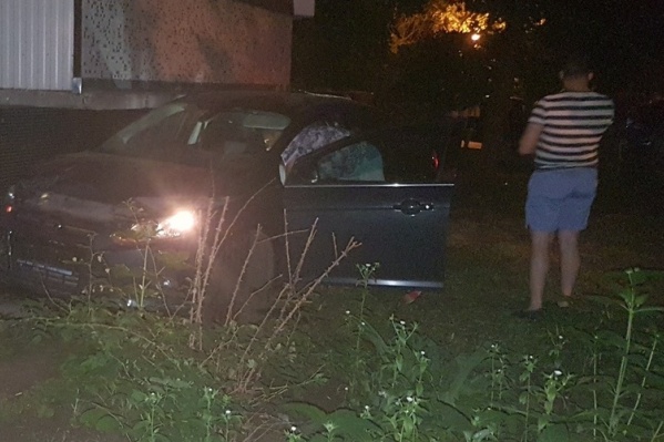 Водитель оставил машину под балконом Водитель оставил машину под балконом