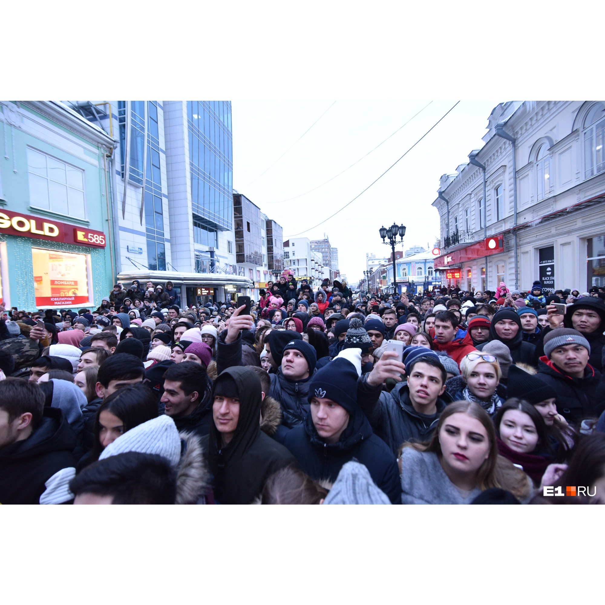 Когда мы пробивались через толпу, у нас оборвался прямой эфир. Нас настолько сжали, что аппаратура отключилась Когда мы пробивались через толпу, у нас оборвался прямой эфир. Нас настолько сжали, что аппаратура отключилась 