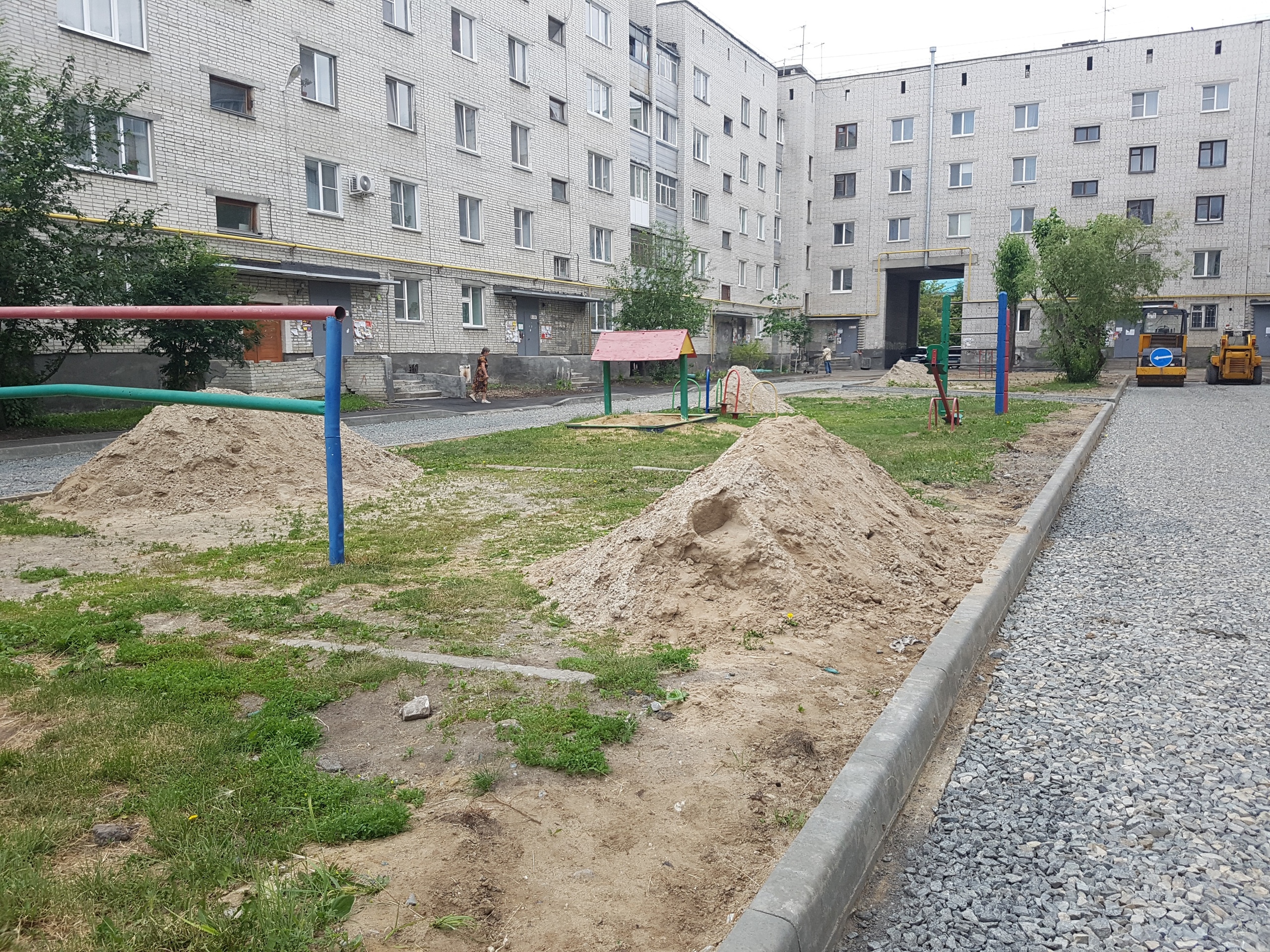 Для расширения проезда пришлось сузить детскую площадку Для расширения проезда пришлось сузить детскую площадку