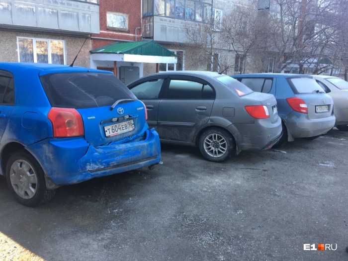 Пьяный хоккеист влетел в припаркованные машины и уехал с места аварии Пьяный хоккеист влетел в припаркованные машины и уехал с места аварии