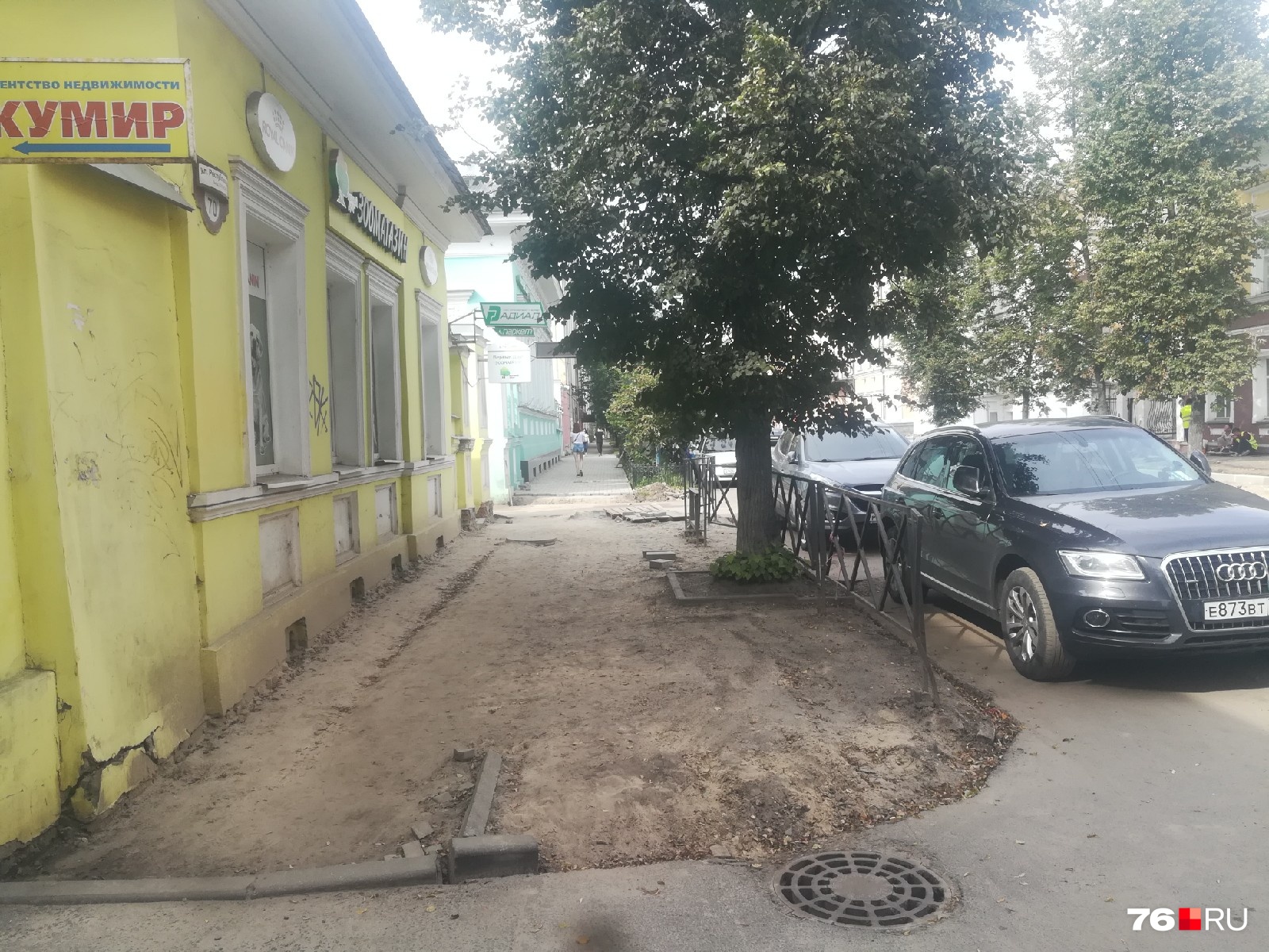 Вдобавок ко всему здесь ещё и грязно и пыльно Вдобавок ко всему здесь ещё и грязно и пыльно