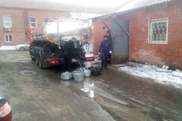 Цистерны развозят воду по графику Цистерны развозят воду по графику