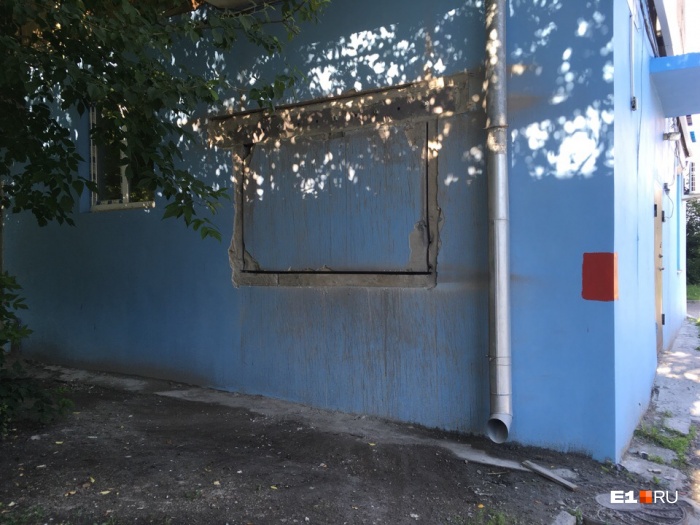 В доме на первом этаже скоро появится новое окно В доме на первом этаже скоро появится новое окно