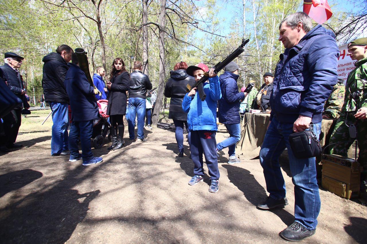 В Центральном парке можно сфотографироваться с оружием в руках. Фото Ольги Бурлаковой В Центральном парке можно сфотографироваться с оружием в руках. Фото Ольги Бурлаковой