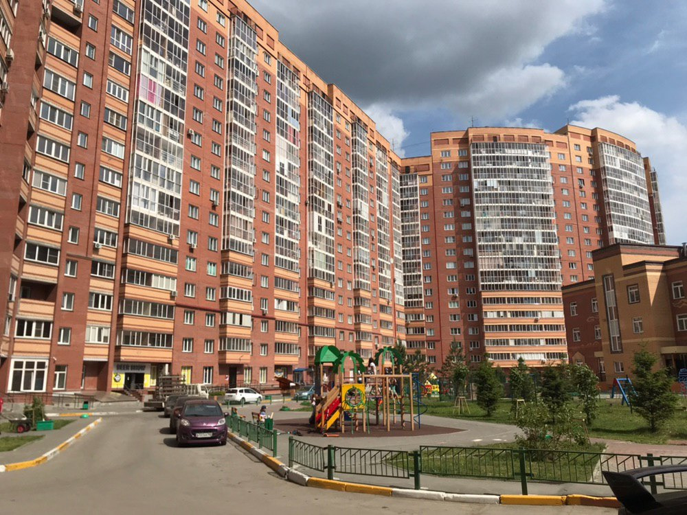 Новостройка на Стартовой, 1 строится несколько лет и должна стать самым большим домом в городе, поэтому множество квартир в аренду тут — не сюрприз Новостройка на Стартовой, 1 строится несколько лет и должна стать самым большим домом в городе, поэтому множество квартир в аренду тут — не сюрприз