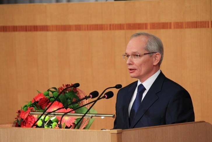 Кабмин подписал заявление по собственному желанию, но некоторые чиновники остались на своем посту Кабмин подписал заявление по собственному желанию, но некоторые чиновники остались на своем посту