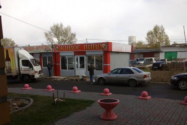 Павильон с пивом стоит напротив подъезда жилого дома Павильон с пивом стоит напротив подъезда жилого дома